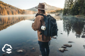 Foto de um mochileiro perto do lago com logotipo no canto